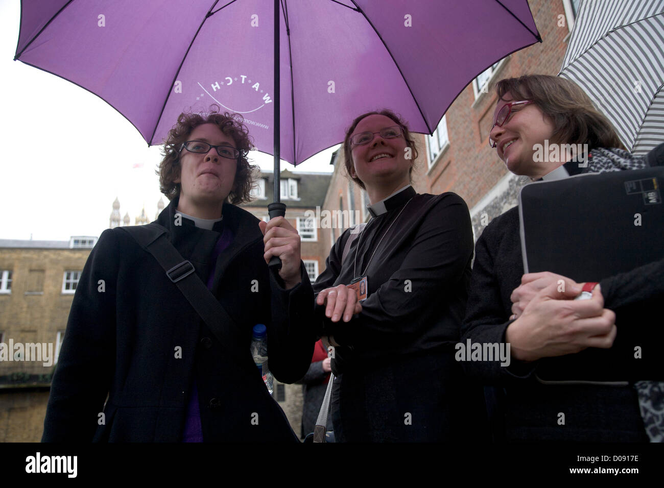 20. November 2012. London UK. Frauen Mitglieder des Klerus steht vor Kirche Haus in London. Der Church Of England Dachverband Synode wird später heute über ob Frauen Bischöfe dürfen abstimmen. Stockfoto