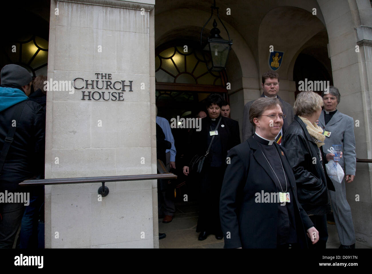 20. November 2012. London UK. Mitglied des Klerus verlassen Kirche Haus in London für eine Mittagspause. Der Church Of England Dachverband Synode wird später heute über ob Frauen Bischöfe dürfen abstimmen. Stockfoto