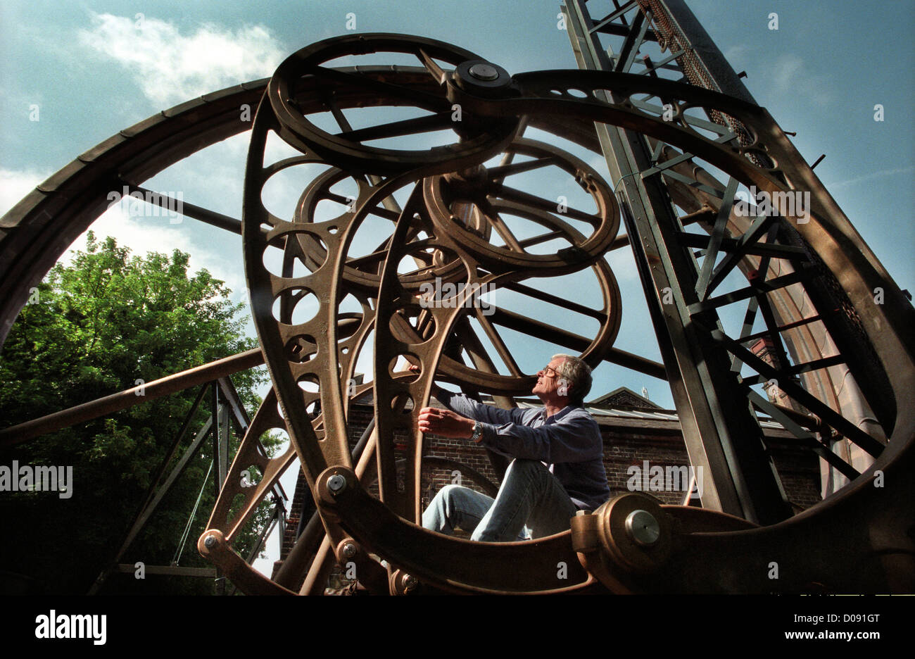 Dr. Jonathan Minns Gründer und Direktor des britischen Engineerium Hove mit seiner kinetischen Skulptur "Wasserkreislauf" Stockfoto