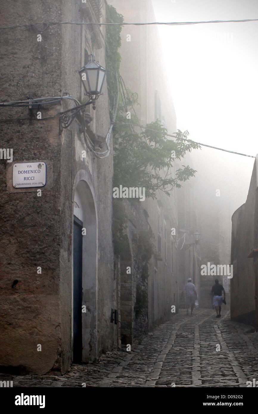 KLEINE STRAßE IN DEN NEBEL ERICE SIZILIEN ITALIEN Stockfoto