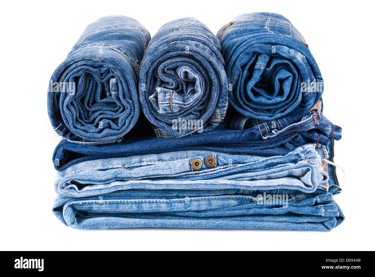 Stapel von verschiedenen Schattierungen von blau Jeans auf weißem Hintergrund Stockfoto