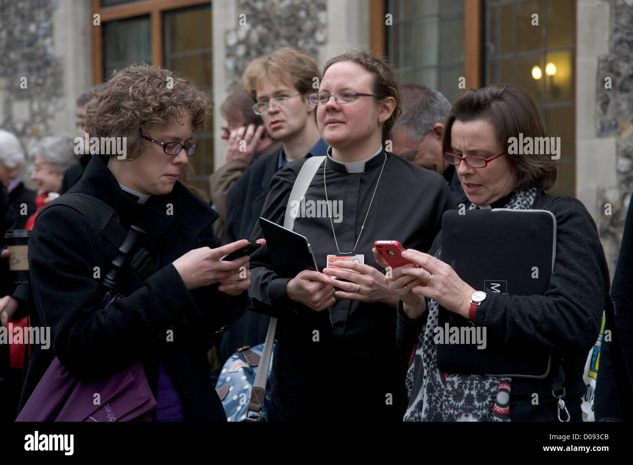 20. November 2012. London UK. Mitglieder des Klerus stehen außen Church House in London während der Mittagspause. Der Church Of England Dachverband Synode wird später heute über ob Frauen Bischöfe dürfen abstimmen. Stockfoto