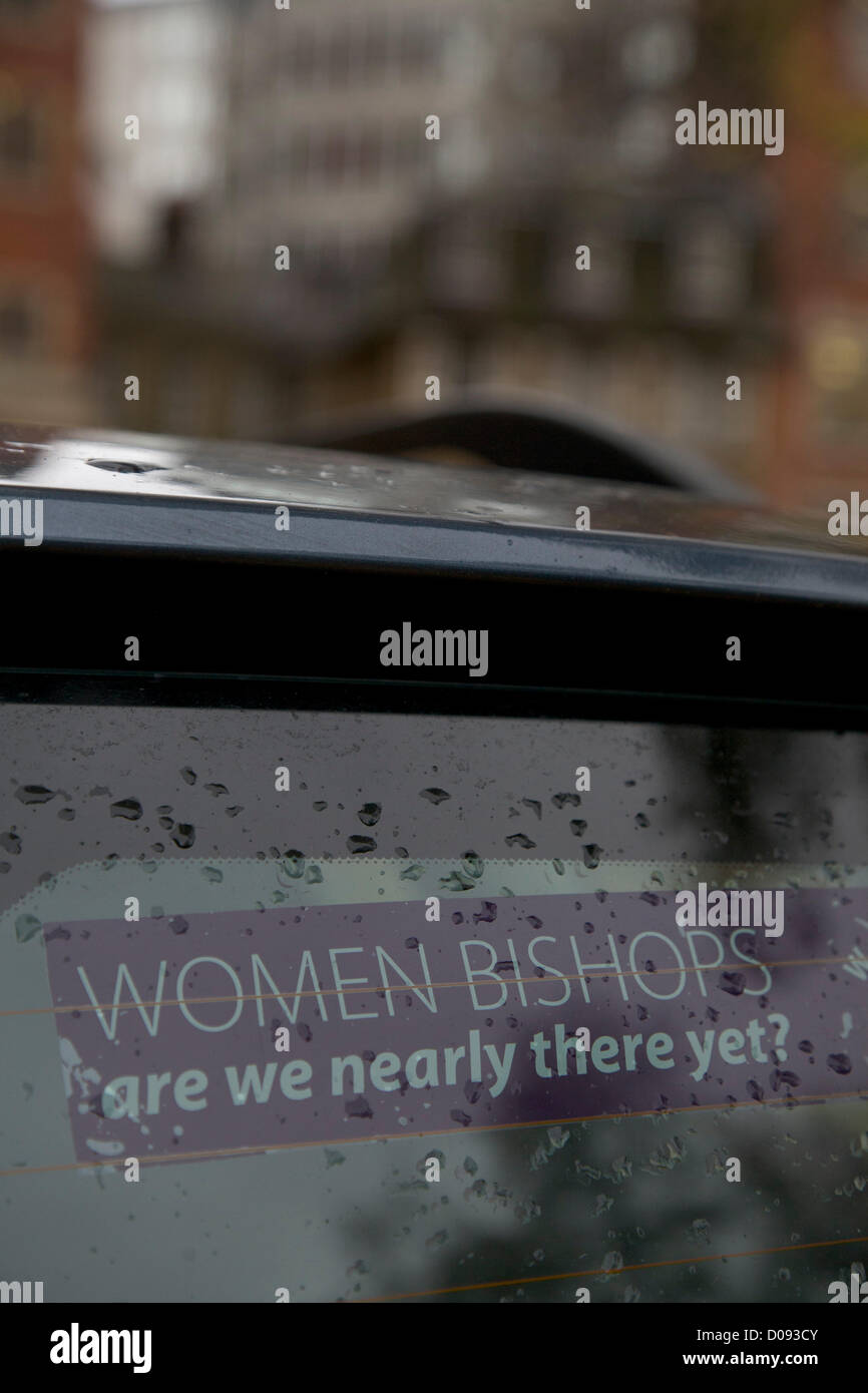 20. November 2012. London UK. Ein Aufkleber unterstützen Frauen Bischöfe auf ein Auto außerhalb Church House in London. Der Church Of England Dachverband Synode wird später heute über ob Frauen Bischöfe dürfen abstimmen. Stockfoto