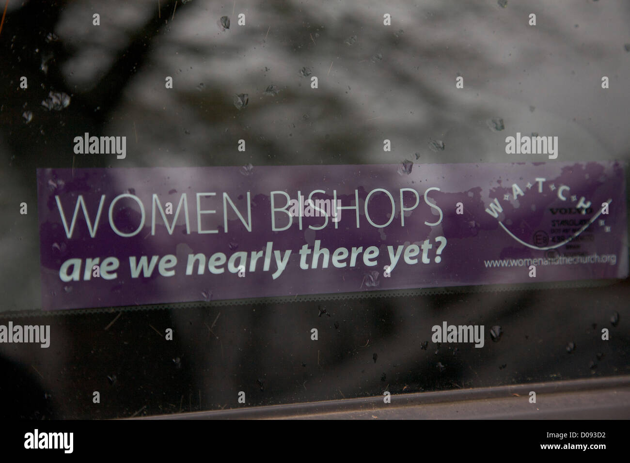 20. November 2012. London UK. Ein Aufkleber unterstützen Frauen Bischöfe auf ein Auto außerhalb Church House in London. Der Church Of England Dachverband Synode wird später heute über ob Frauen Bischöfe dürfen abstimmen. Stockfoto