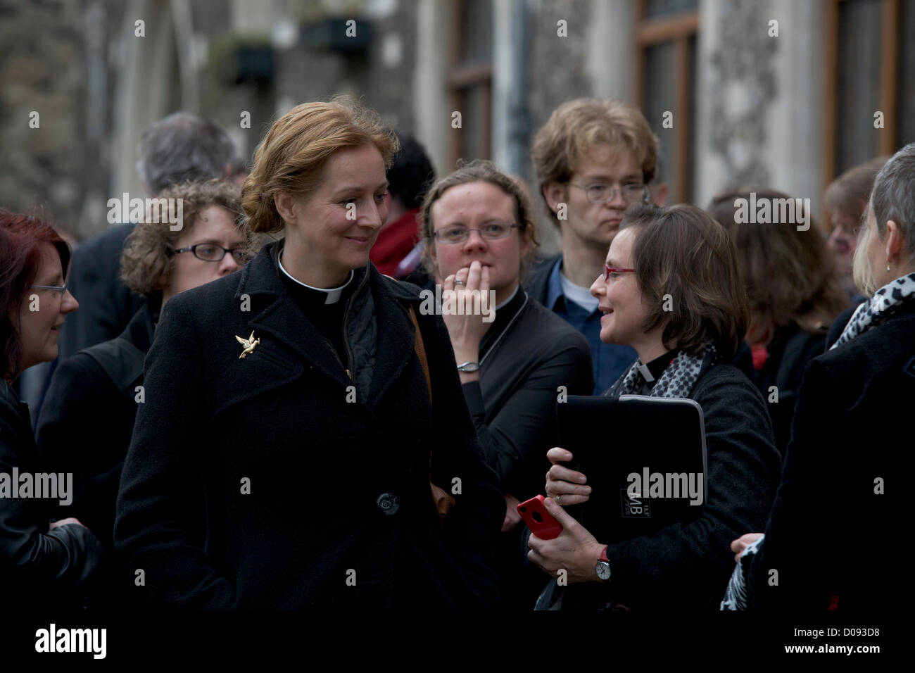 20. November 2012. London UK. Mitglieder des Klerus stehen außen Church House in London während der Mittagspause. Der Church Of England Dachverband Synode wird später heute über ob Frauen Bischöfe dürfen abstimmen. Stockfoto
