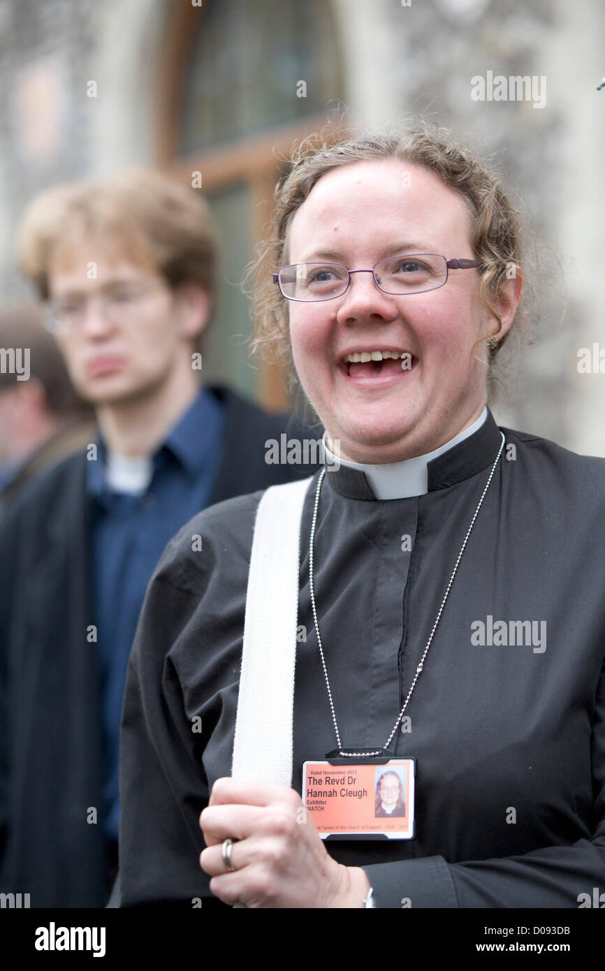 20. November 2012. London UK. Reverend Hannah Cleugh steht vor Kirche Haus in London. Der Church Of England Dachverband Synode wird später heute über ob Frauen Bischöfe dürfen abstimmen. Stockfoto