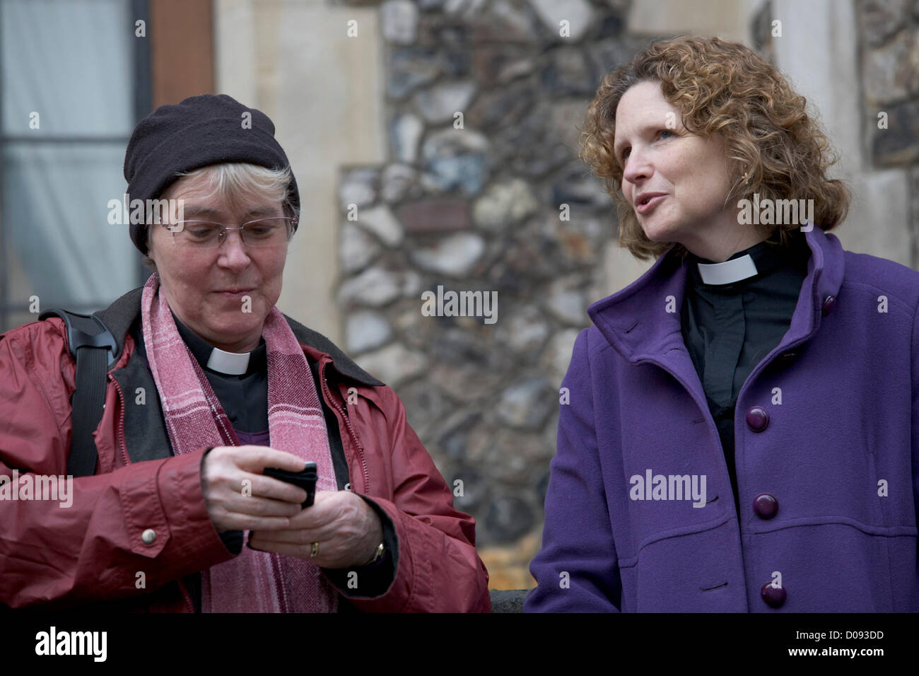 20. November 2012. London UK. Mitglieder des Klerus steht vor Kirche Haus in London. Der Church Of England Dachverband Synode wird später heute über ob Frauen Bischöfe dürfen abstimmen. Stockfoto