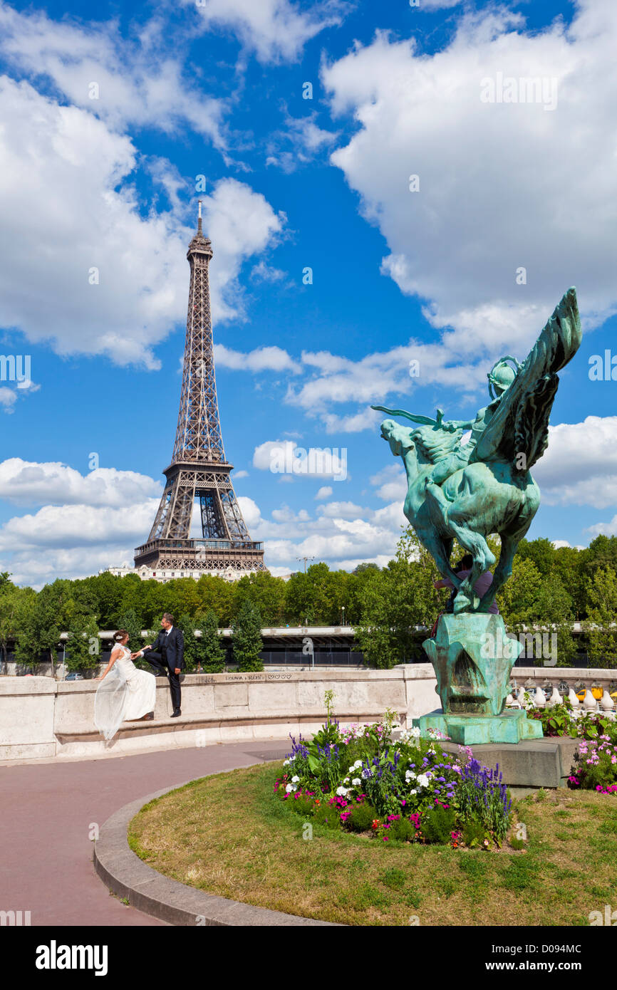 Paare, Hochzeit fotografiert in Pont de Bir-Hakeim mit dem Eiffelturm im Hintergrund Paris Frankreich EU Europa Stockfoto