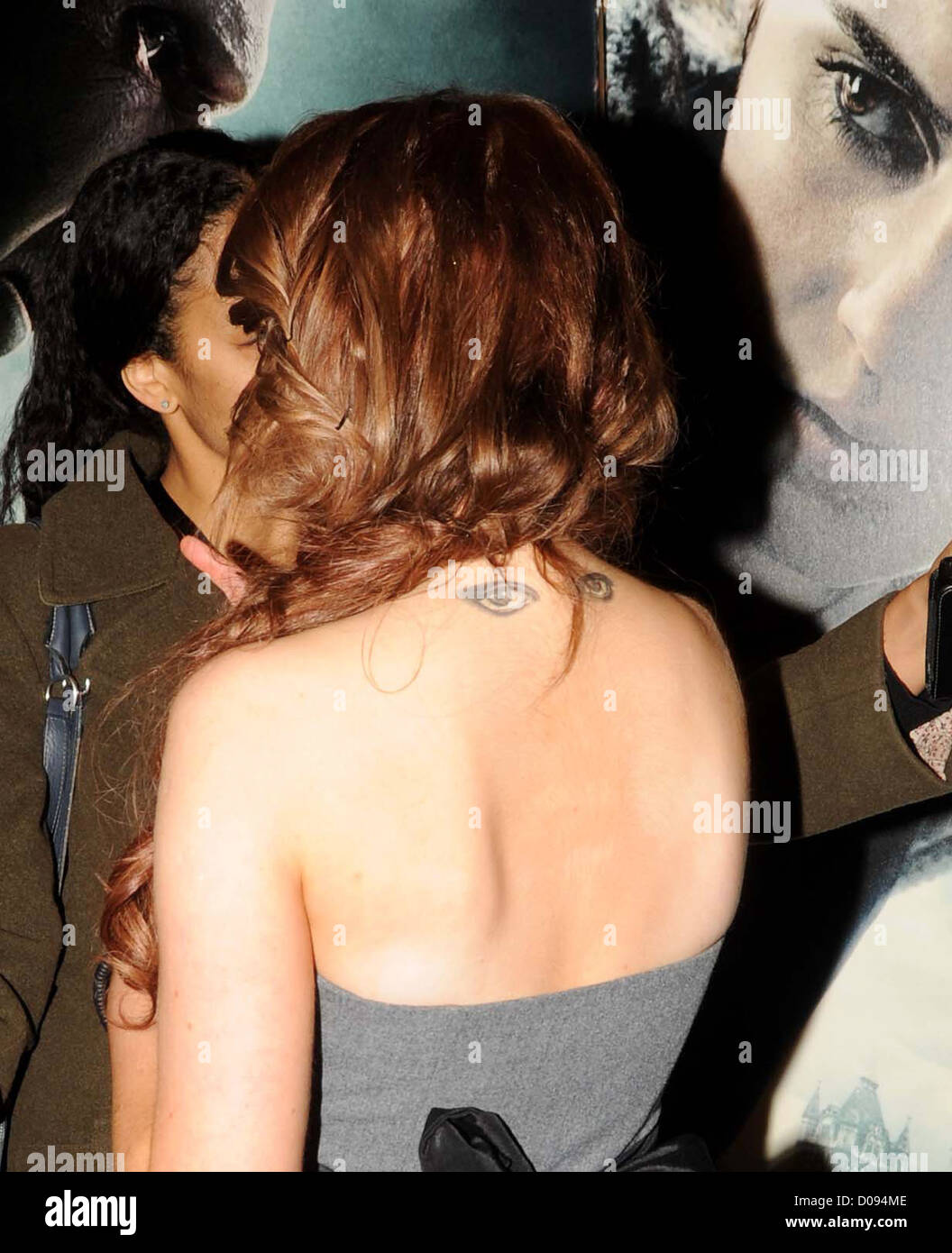 Evanna Lynch tragen ihr Michael Jackson Augen Tattoo auf der irischen Premiere von "Harry Potter und die Heiligtümer des Todes-Teil" Stockfoto