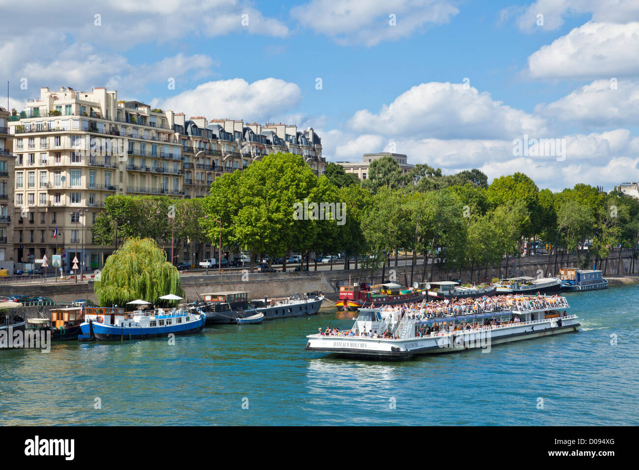 Ein Bateaux mouches Tourenboot voller Touristen auf dem Fluss Seine Paris Frankreich EU Europa Stockfoto