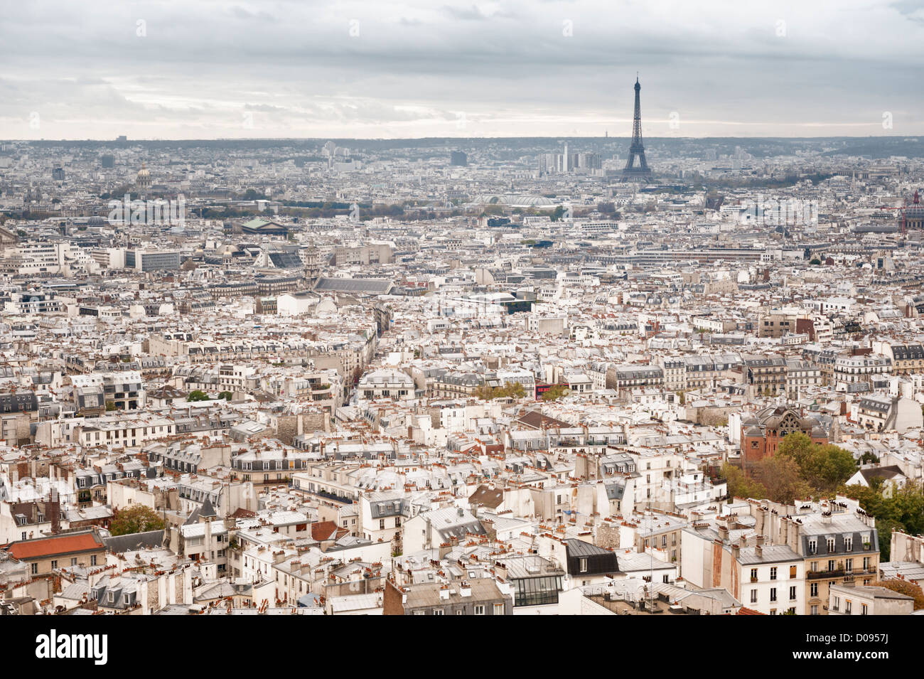 Paris, Frankreich: Blick über die Stadt in Richtung Eiffelturm von Montmartre Stockfoto