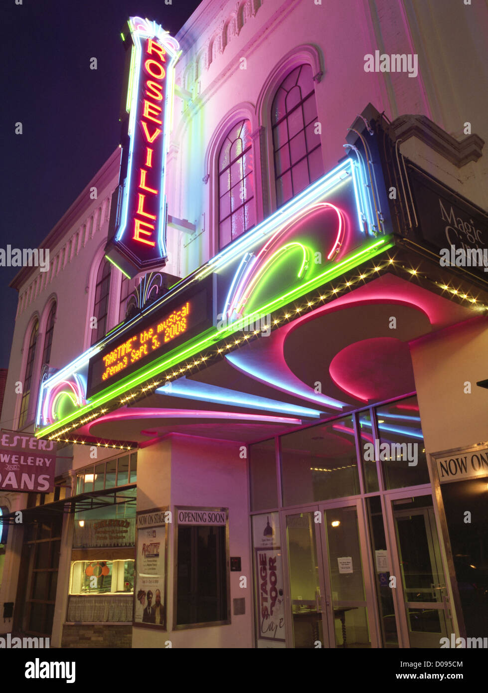 Roseville Theater, Roseville, Kalifornien, in der Nacht. Stockfoto