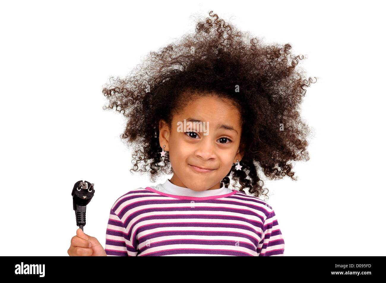 Schöne dunkle Mädchen mit Haaren in der Luft durch einen Stromschlag  isoliert in weiß Stockfotografie - Alamy