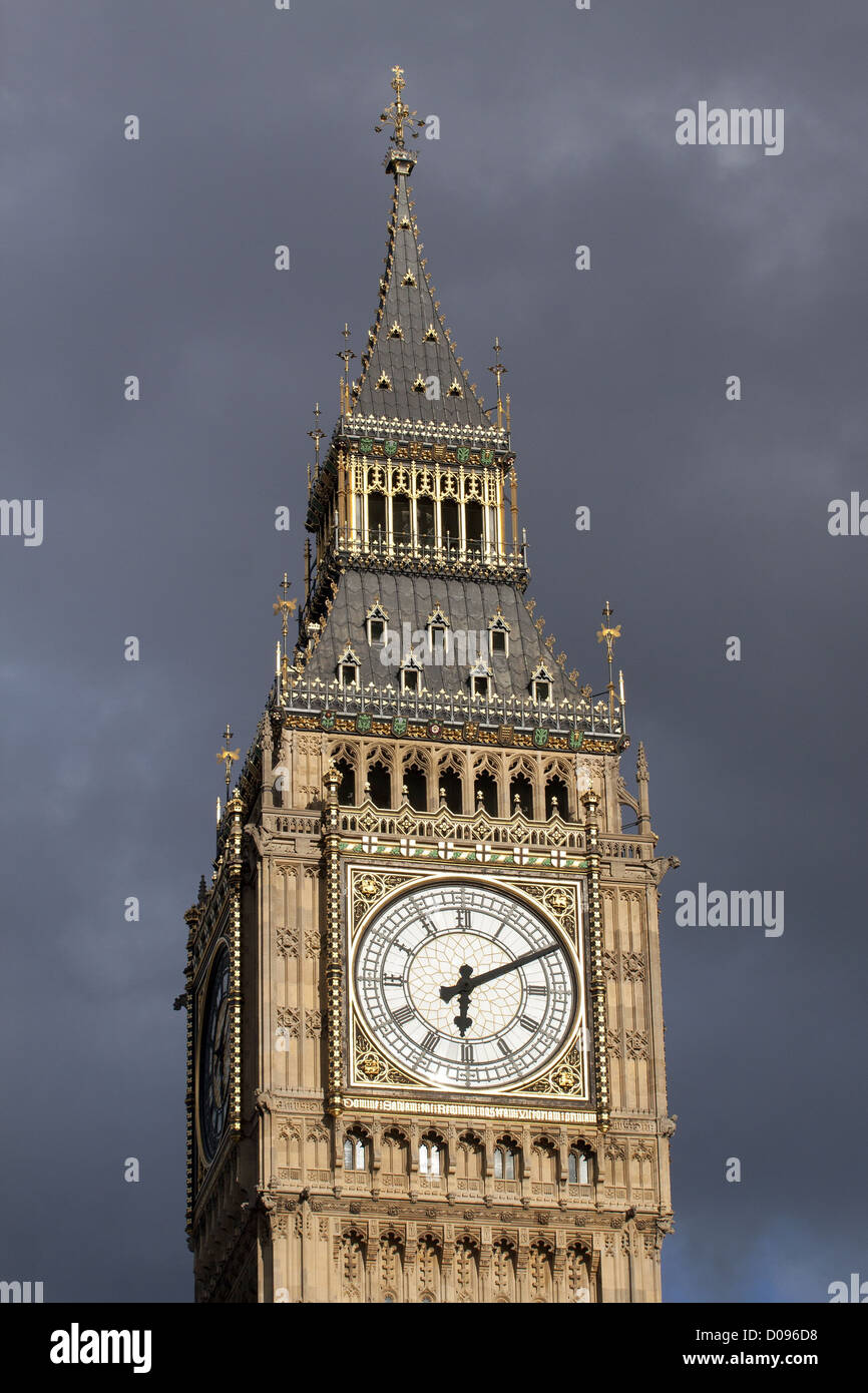 REGNERISCHEN HIMMEL ÜBER BIG BEN BRITISCHE PARLAMENT LONDON ENGLAND GROßBRITANNIEN VEREINIGTES KÖNIGREICH Stockfoto