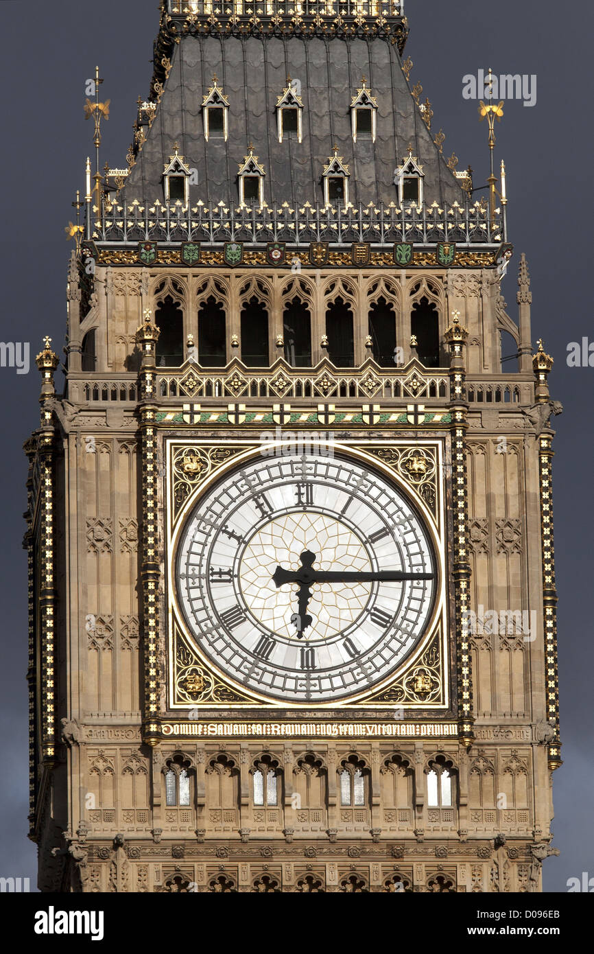 NAHAUFNAHME DER UHR AUF BIG BEN BRITISCHE PARLAMENT LONDON ENGLAND GROßBRITANNIEN VEREINIGTES KÖNIGREICH Stockfoto