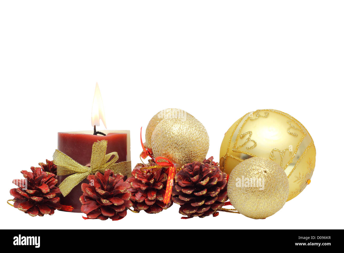 Weihnachtsschmuck und brennende Kerze isoliert auf weißem Hintergrund Stockfoto