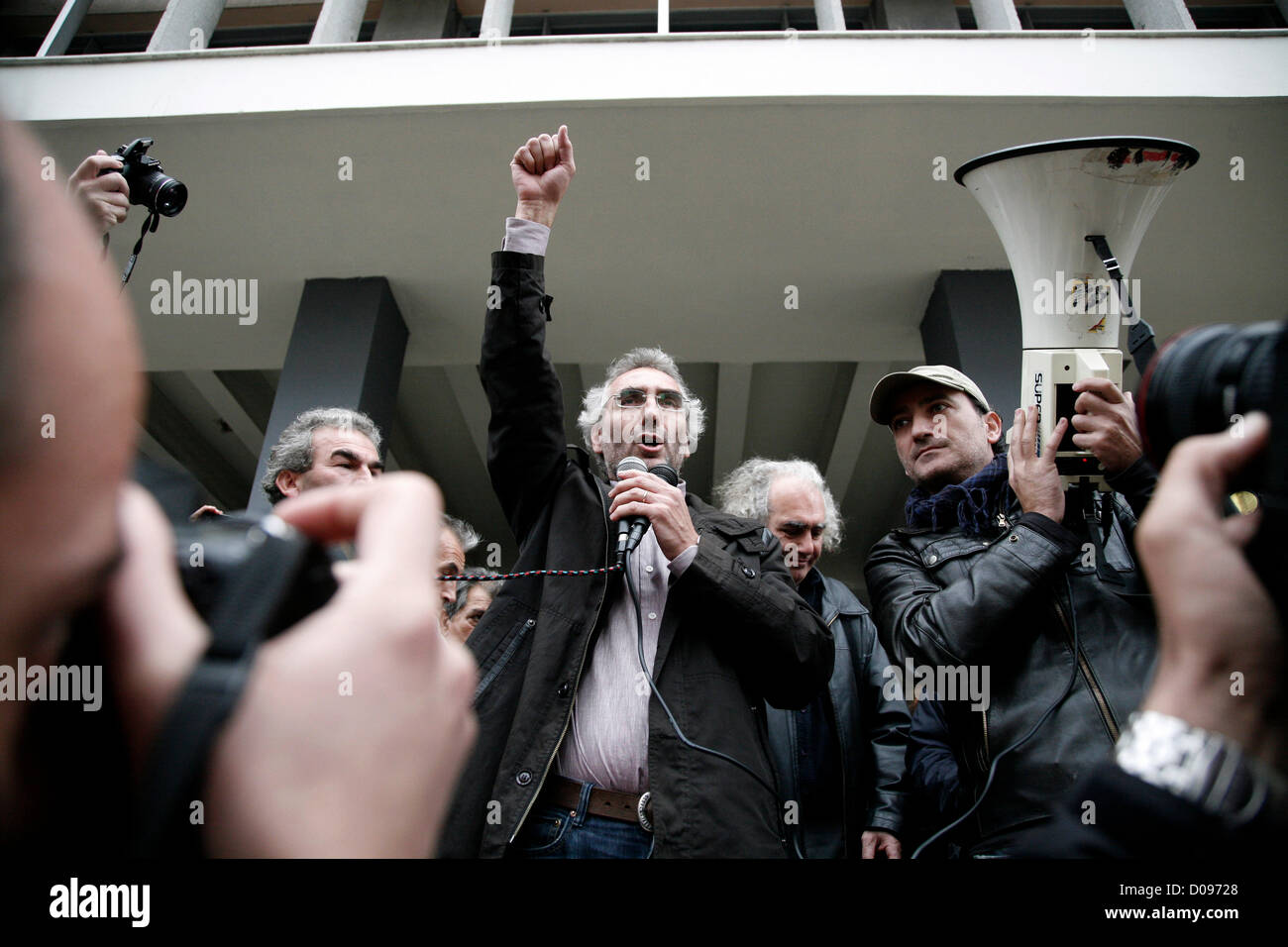 Thessaloniki, Griechenland. 19. November 2012. Einer der festgenommenen ist im Gespräch mit der Masse nach der Vertagung des Prozesses. Protest der POE - OTA (Panhellenischen Federation of Workers Associations der Gemeindeverwaltung) außerhalb der Thessaloniki Gerichtsgebäude im Laufe des Verfahrens für die drei festgenommenen Personen bei den Unruhen in TIF und Angriff auf die deutschen Konsul Wolfgang Hoelsche-Obermaier. Die Studie habe bis Mittwoch, den 28. November verschoben. Stockfoto