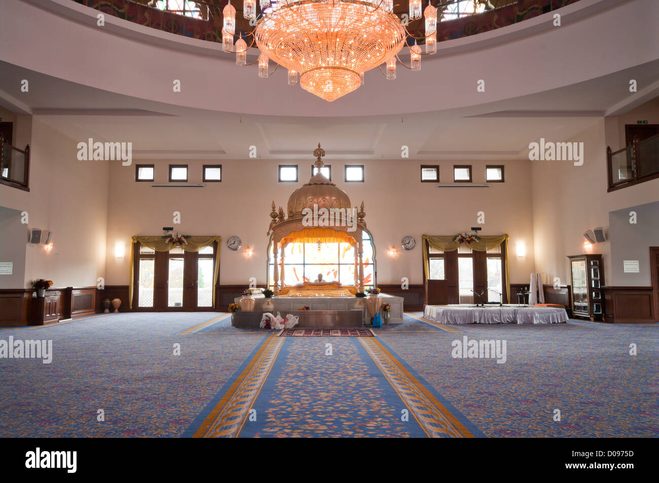 Ein Sikh Gurdwara Darbar Sahib Blick in Richtung Manji Sahib mit einem Granthi Lesen der Guru Granth Sahib Stockfoto