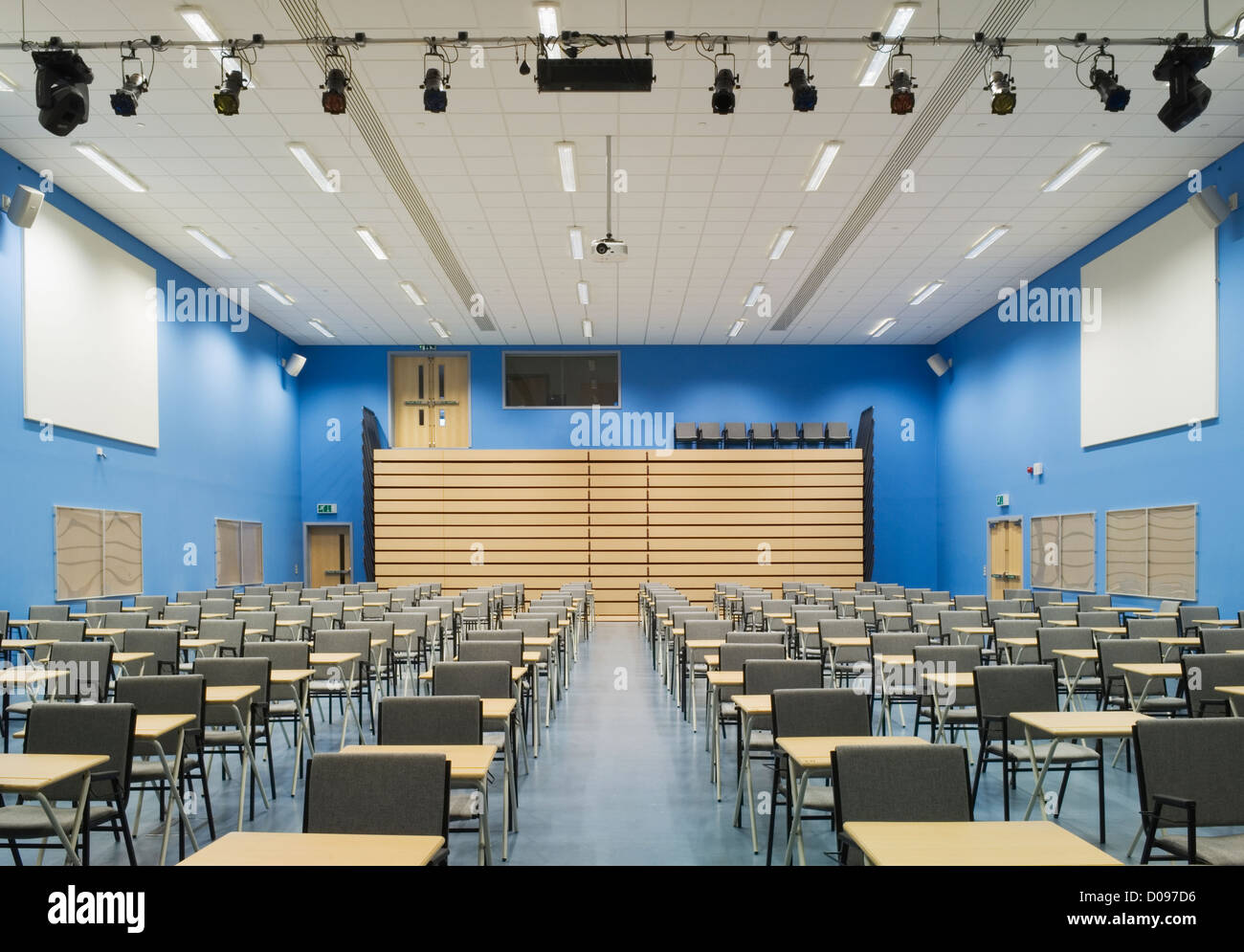 Die Haupthalle des modernen Mittelschule dargelegt für Prüfungen mit Reihen von Tischen und Stühlen. Stockfoto