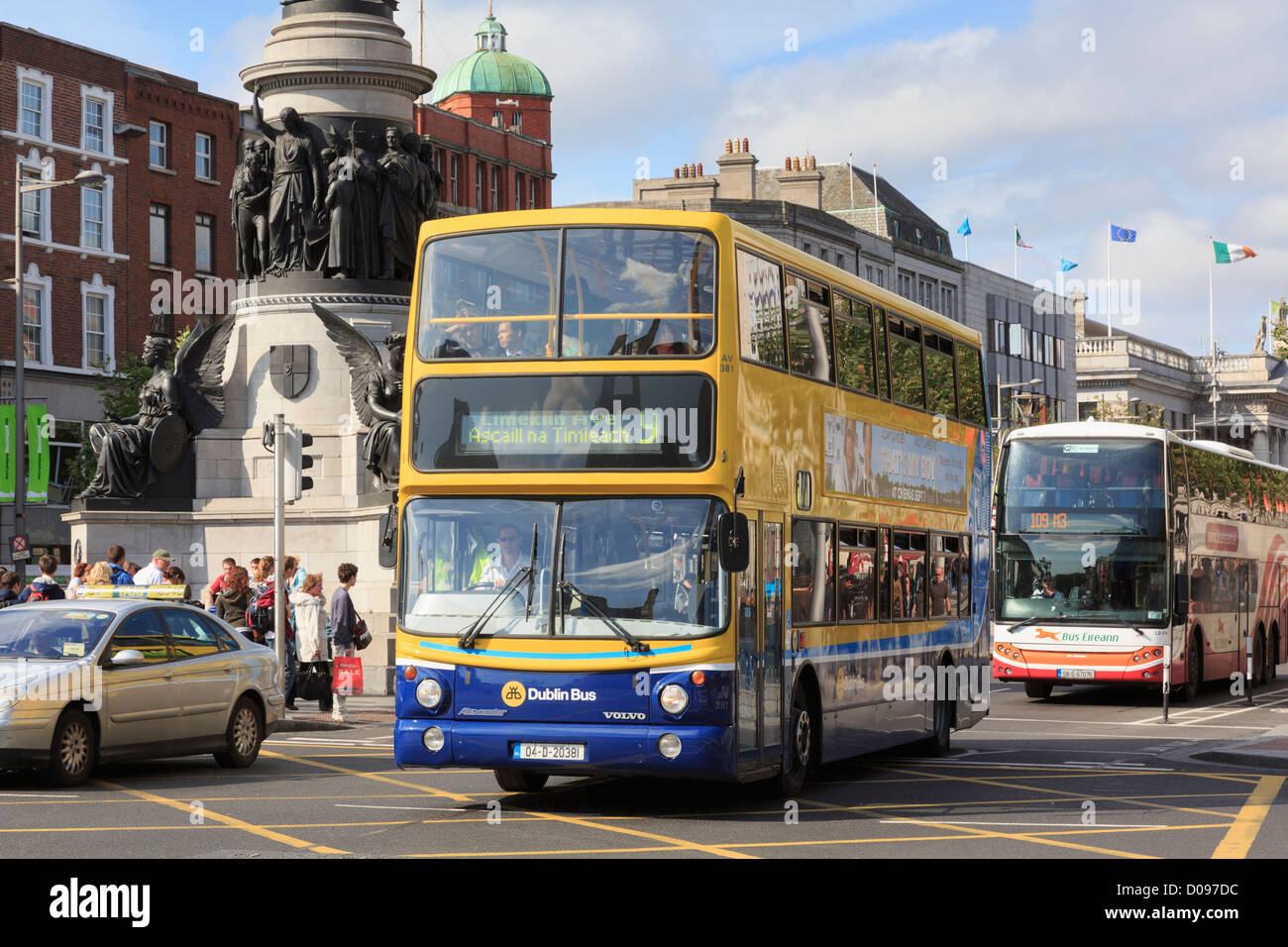 Doppelter Decker Bus vorbei Daniel O' Connell Monument auf O'Connell Street, Dublin, Süden von Irland, Eire Stockfoto