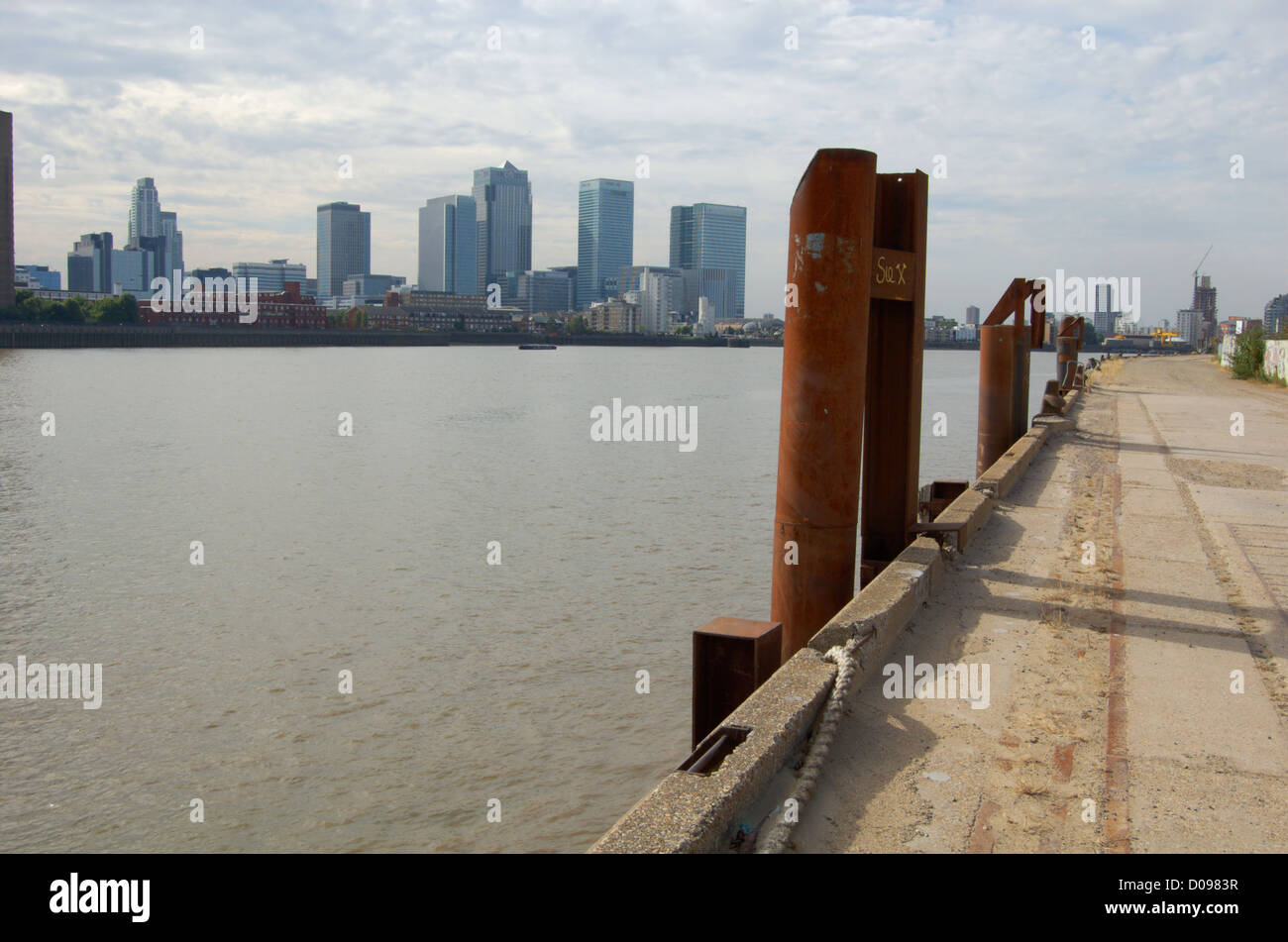 Canary Wharf-Skyline von Greenwich Peninsula in London, England Stockfoto