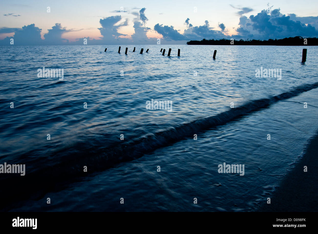 Strandblick bei Sonnenaufgang und Ebbe. Placencia, Belize. Stockfoto