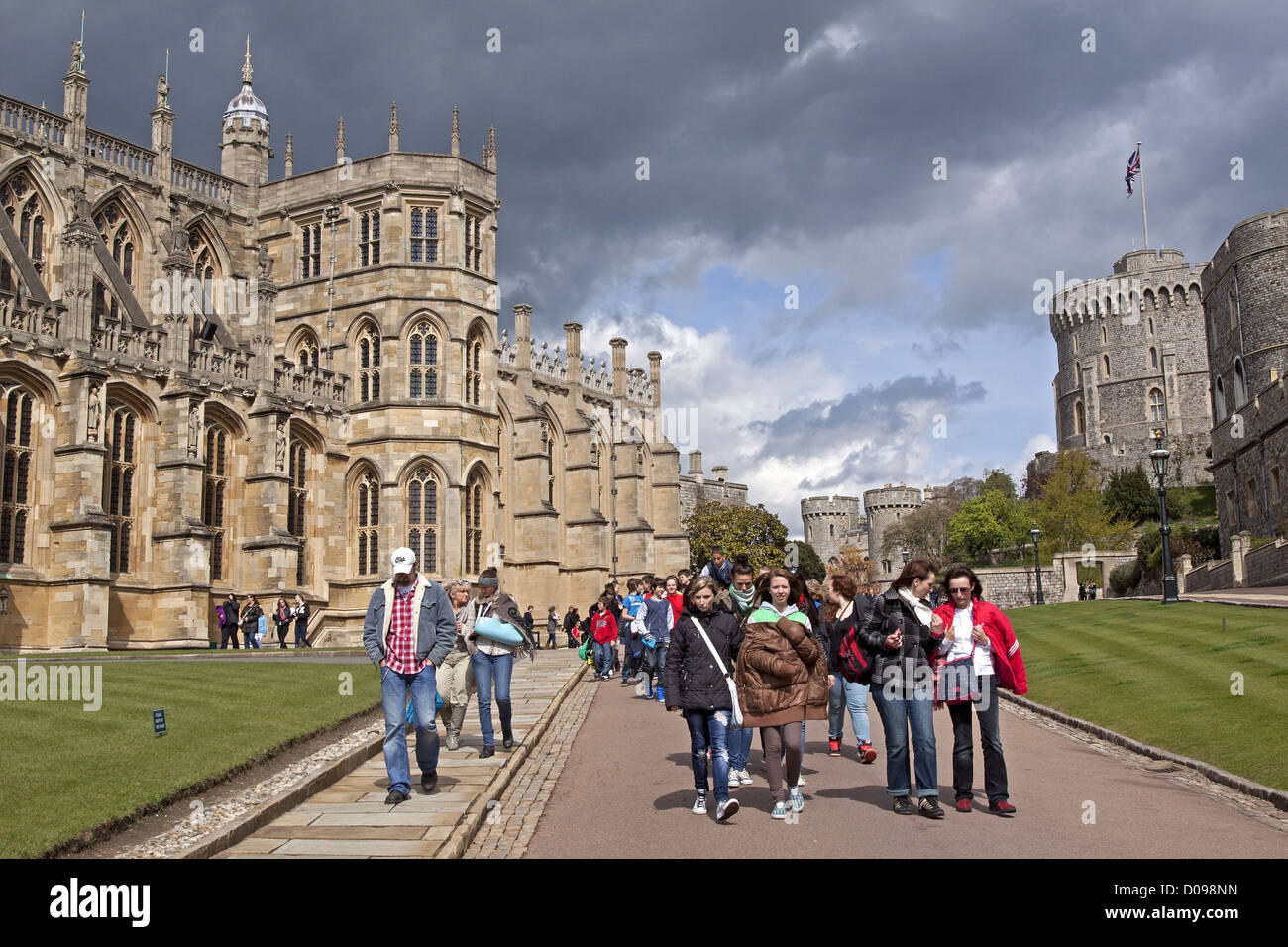 TOURISTEN BESUCHEN SCHLOSS WINDSOR LINKS OFFIZIELLE RESIDENZ SAINT GEORGE KAPELLE RECHTS RUNDTURM KÖNIGIN ENGLAND ELISABETH II Stockfoto