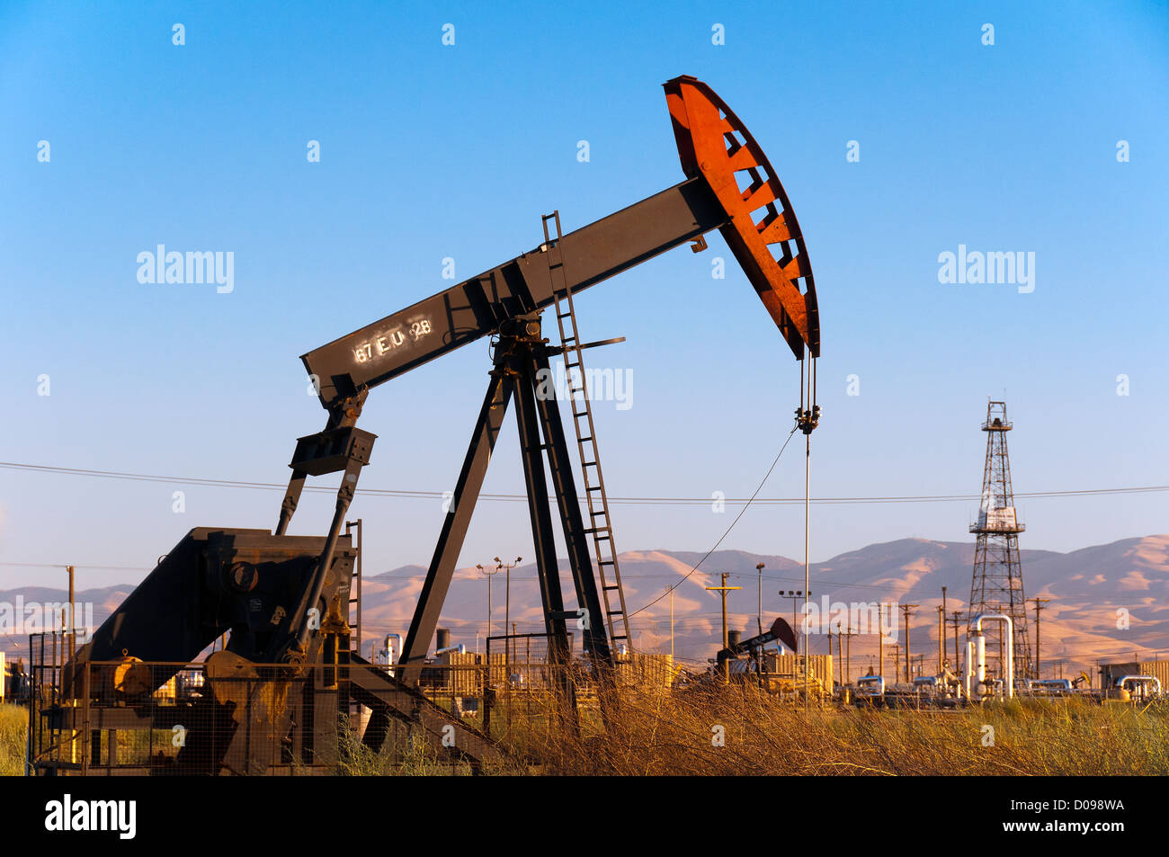 Pumpen Sie Jack und Bohren Sie Turm in California Ölfeld Stockfoto