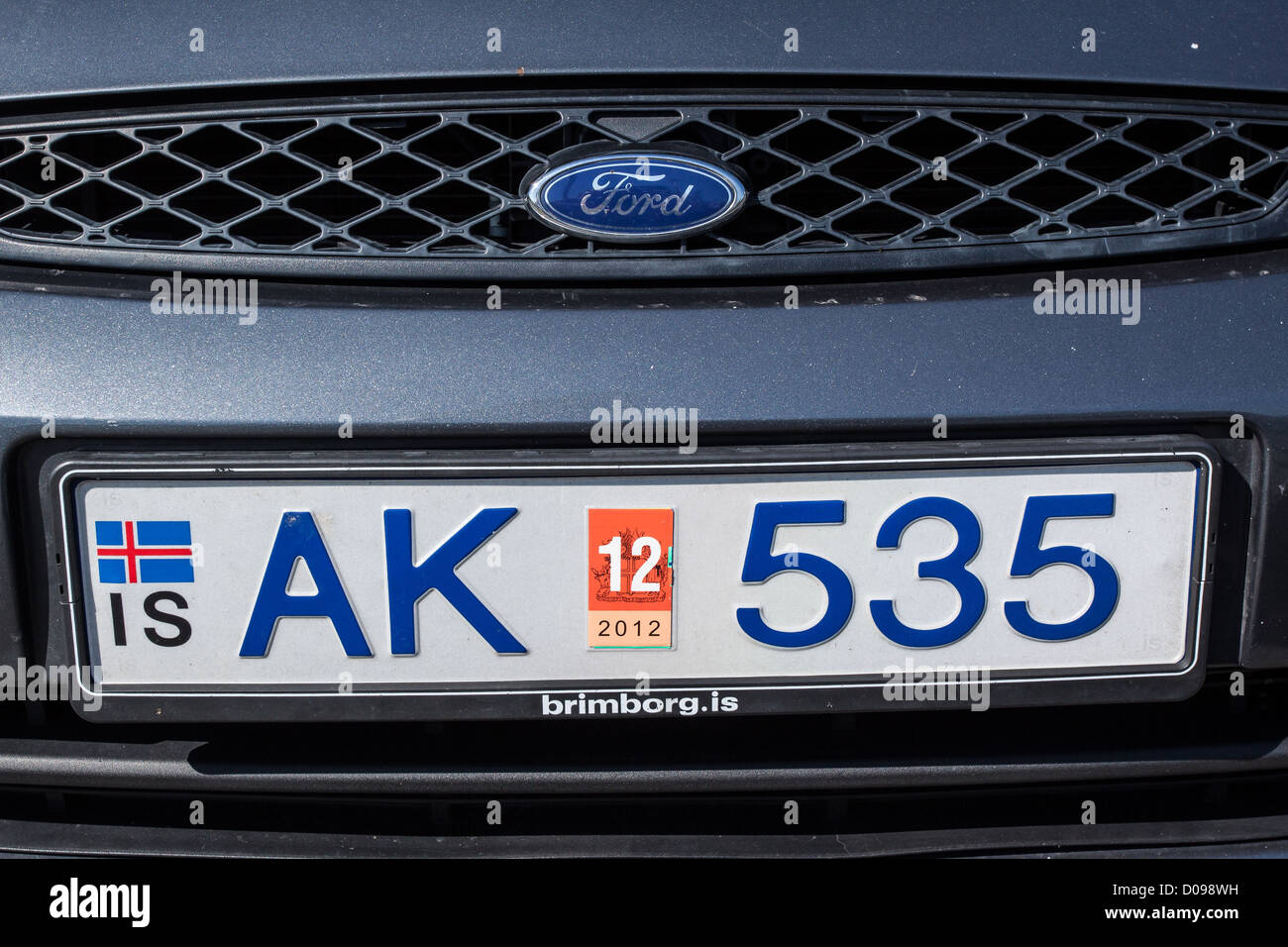 ISLÄNDISCHE NUMMERNSCHILD MIT DER ISLÄNDISCHEN FLAGGE UND LÄNDERCODE AUTO REYKJAVIK ISLAND Stockfoto