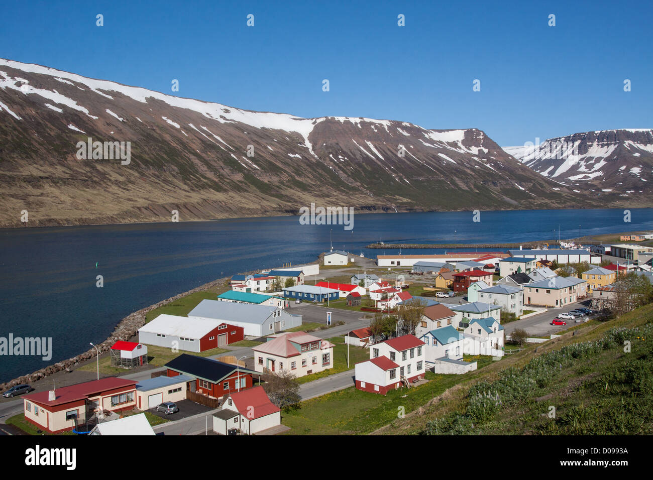 ÜBERBLICK ÜBER DAS DORF SUDUREYRI UND DEN SUGANDAFJORDUR FJORD