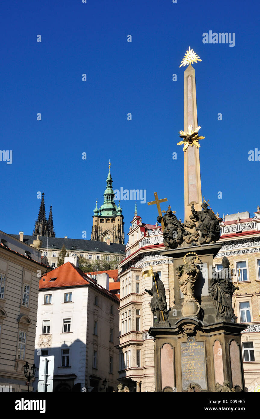 Prag, Tschechische Republik. Malostranske Namesti / "Kleinseite Square". Pestsäule (1715) mit Burg hinter Stockfoto