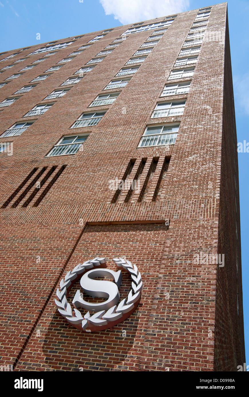 Sheraton Hotel im Zentrum von Raleigh, North Carolina. Große rote Backsteingebäude. Stockfoto