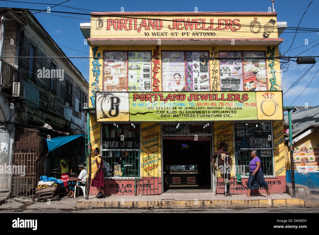 BUNTE LADENFRONT VON EINEM JUWELIER IST IN DER STADT IM ZENTRUM VON PORT ANTONIO, JAMAIKA KARIBIK Stockfoto