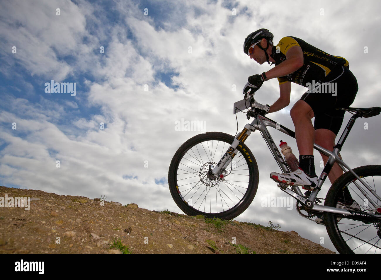 Isle Of Wight Cycling Festival Fahrrad Zyklus Helm Bergschuhe zurück packen Kleidung Rennsport Straße Spur Weg Maultierweg Landschaft Stockfoto