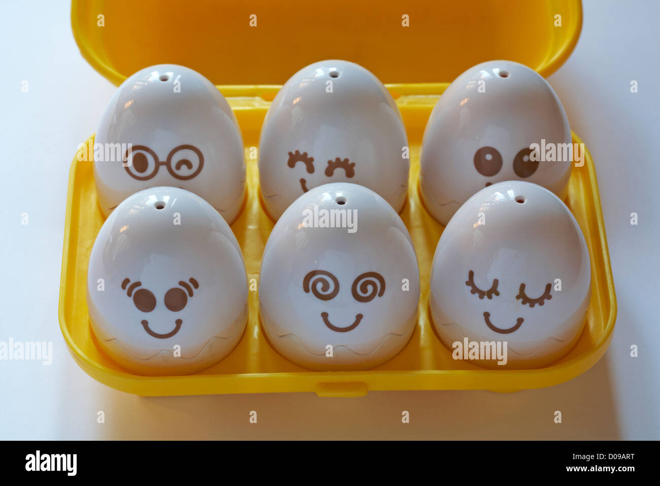 Karton Eier mit Gesichtern auf Tomy Lernen zu spielen Spielzeug-Set auf weißem Hintergrund - Tomy spielen zu lernen Eier verstecken und quietschen Stockfoto