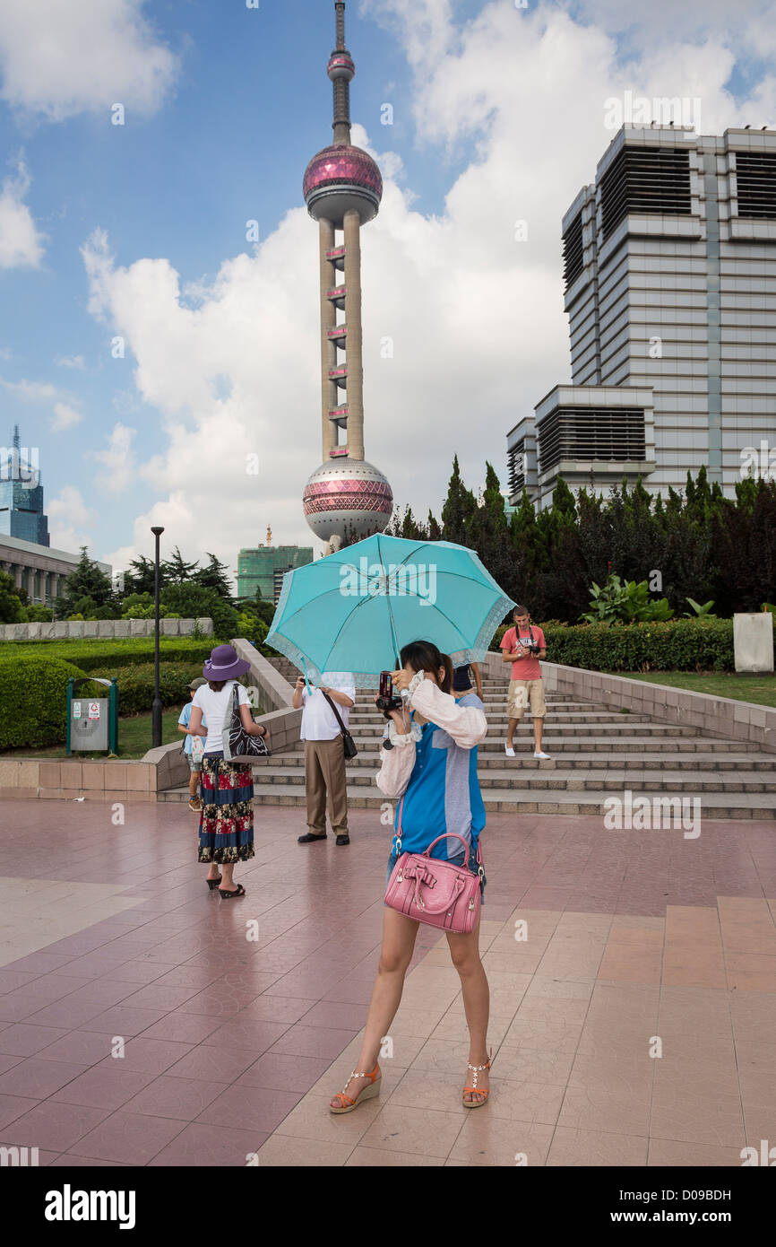 Chinesische Touristen fotografieren Sie entlang der Uferpromenade in Pudong-Area von Shanghai, China Stockfoto