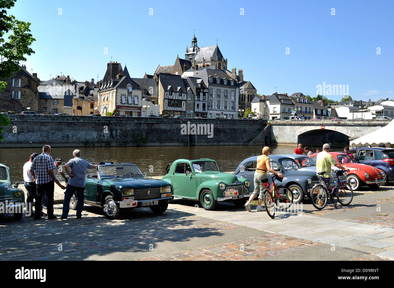 Ausstellung von Autos der Sammlung in Mayenne Stadt, auf den Kais entlang des Flusses "La Mayenne": Peugeot 304, Renault 4 CV,... Stockfoto