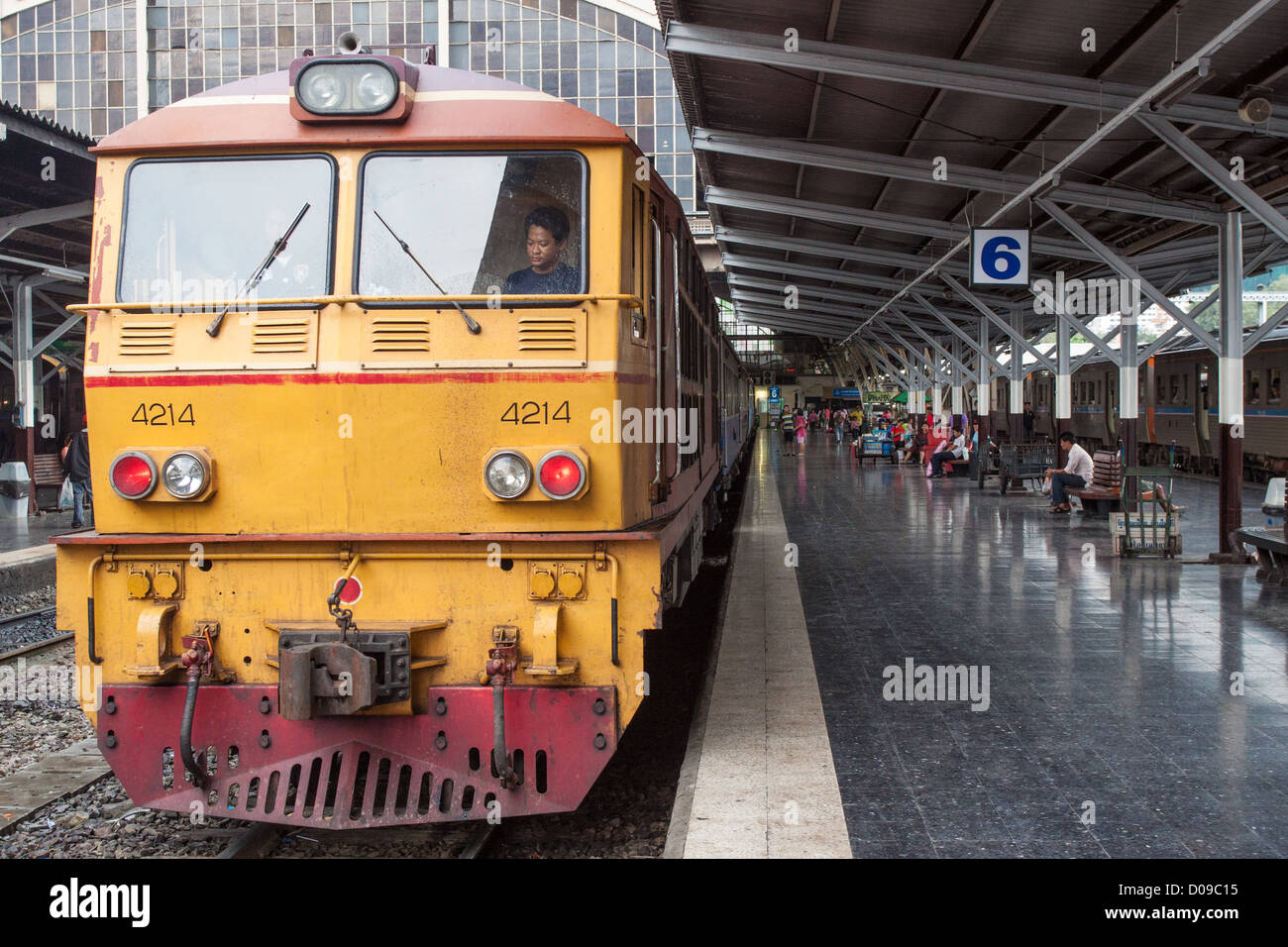 TRAINIEREN SIE AUF EINER PLATTFORM AM BAHNHOF IN BANGKOK THAILAND ASIEN Stockfoto