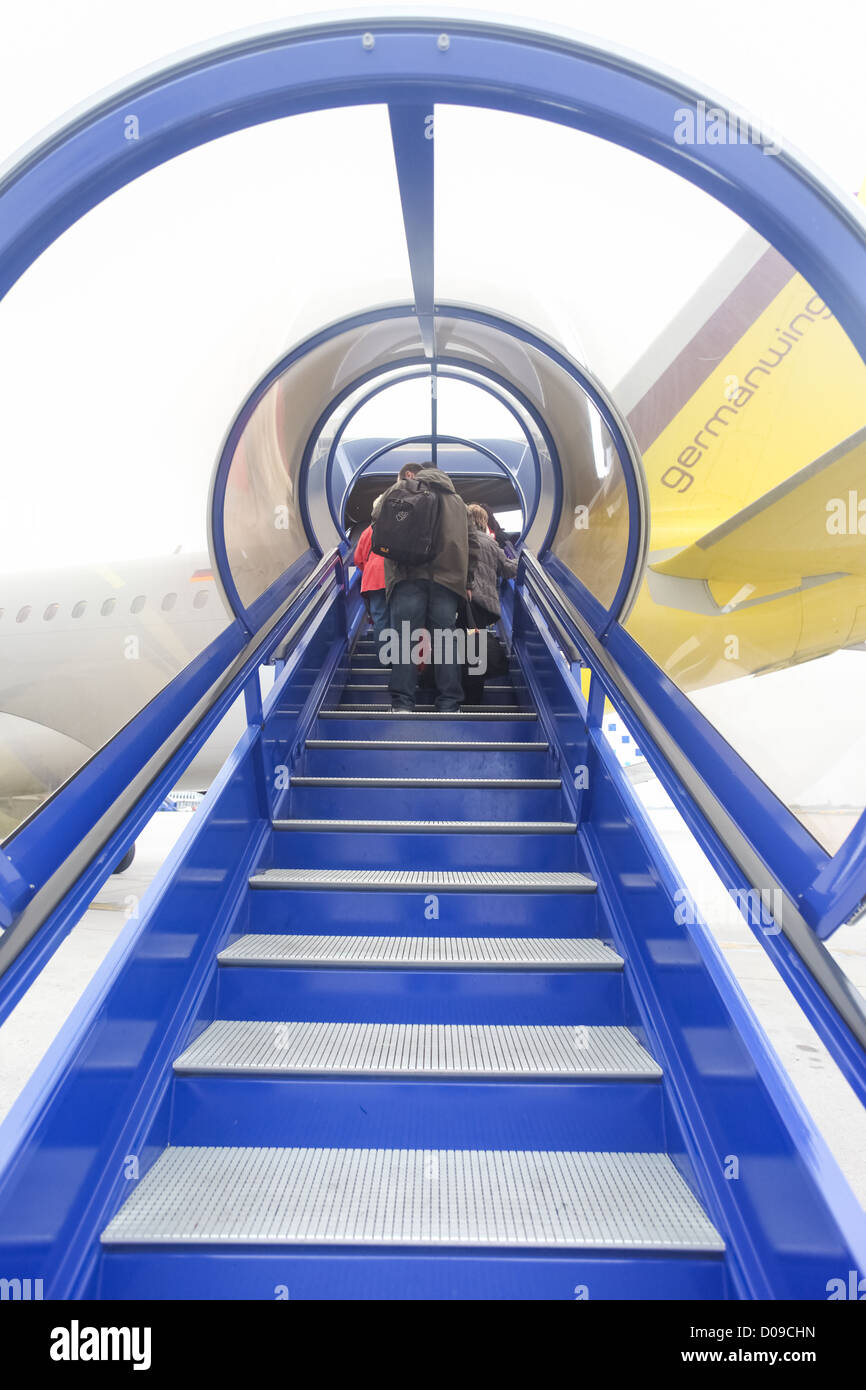 BERLIN, Deutschland - 2. November 2011: Passagiere einsteigen in ein Flugzeug am Flughafen Berlin am 2. November 2011 in Berlin, Deutschland. Stockfoto