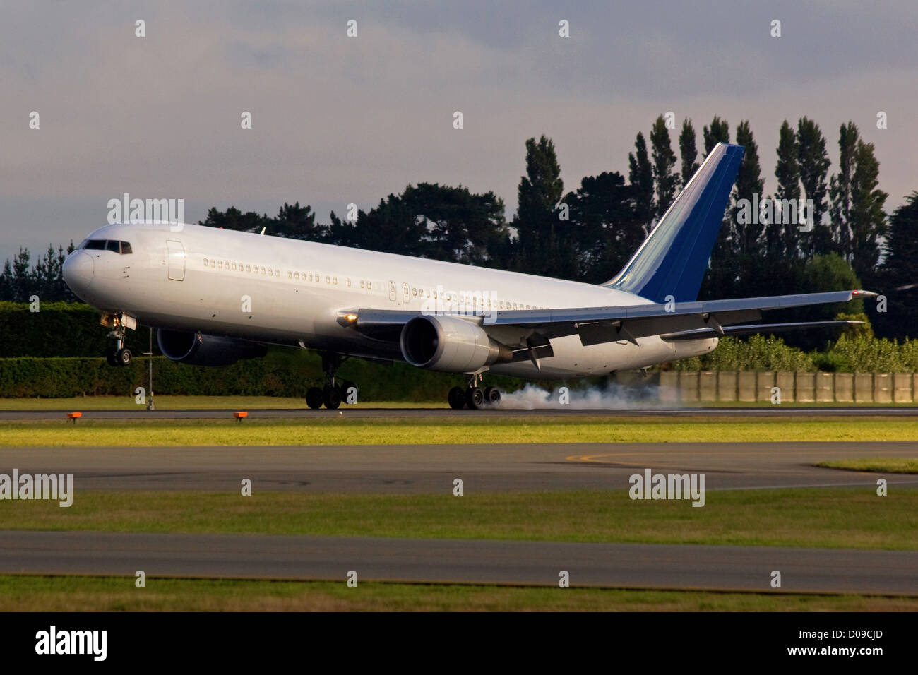 einem unmarkierten Boeing 767-300ER Landung bei Sonnenaufgang Stockfoto