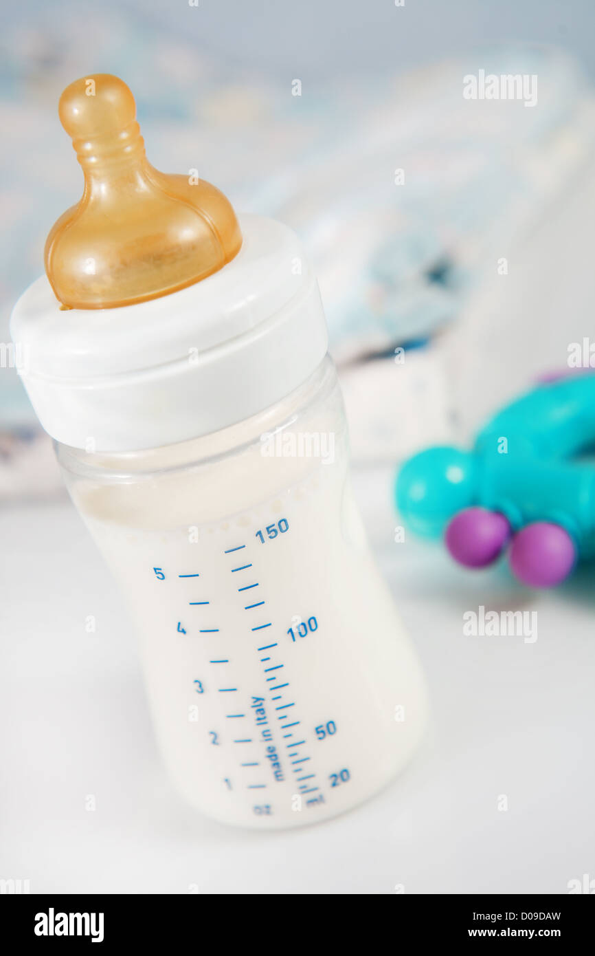 Baby-Flasche mit Milch auf Tisch Stockfoto