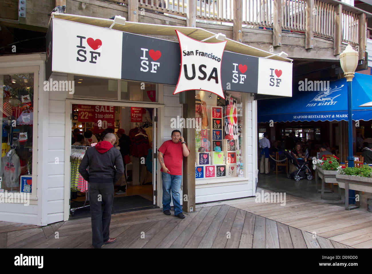 Mann am Handy. Pier 39 San Francisco, Kalifornien. I Herz SF Shop. Stockfoto