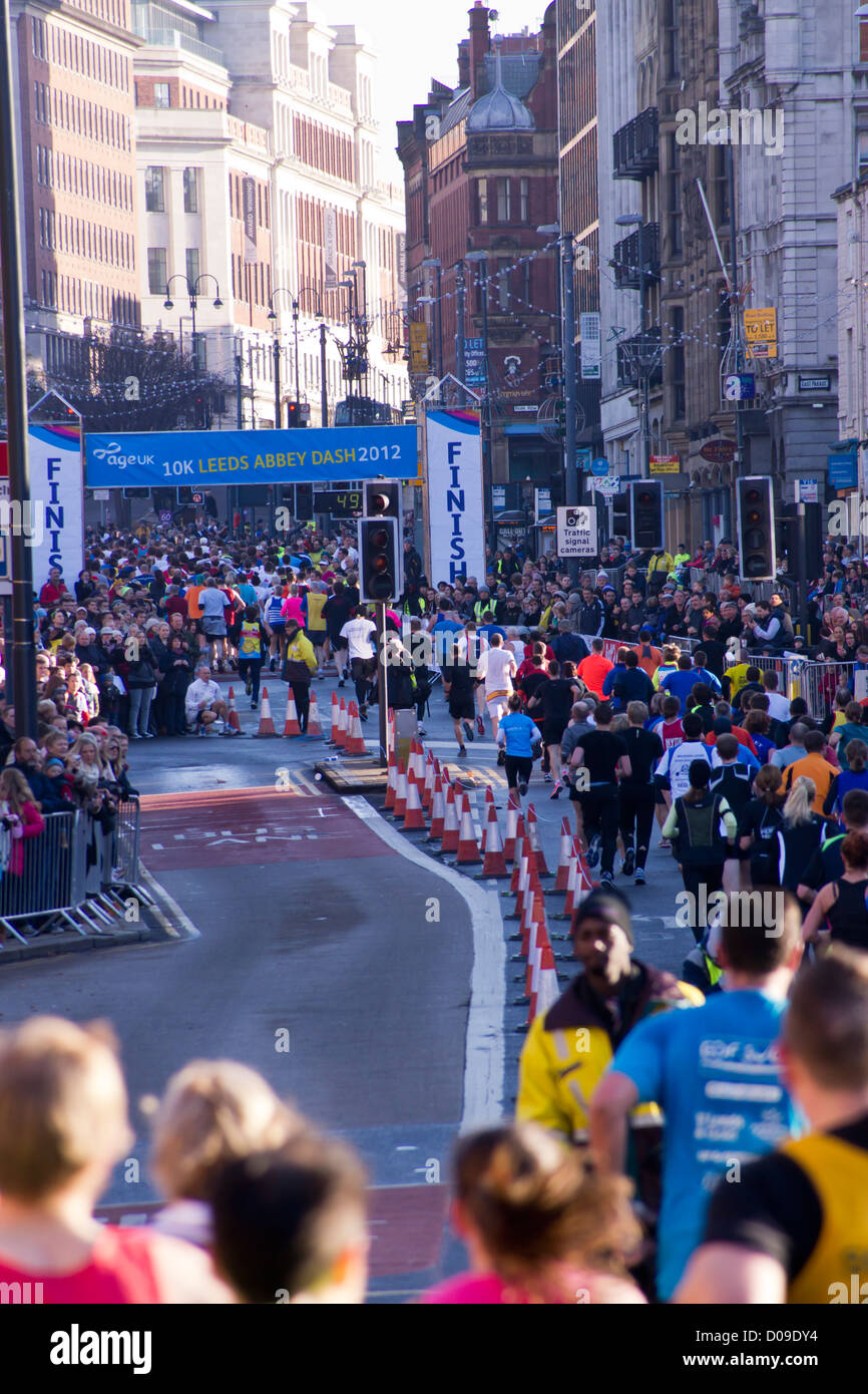 Leeds, UK 18. November 2012. Leeds City Center, das Alter UK Leeds Abtei Dash 10K Rennen. Ein Datensatz 9.000 Menschen dafür registriert Stockfoto