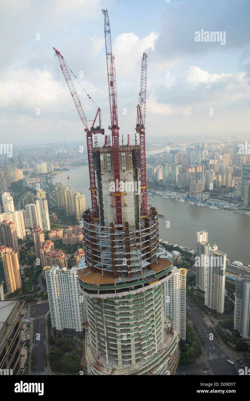 Blick auf den Shanghai Tower im Bau in Lujiazui Pudong Area von Shanghai, China. Stockfoto