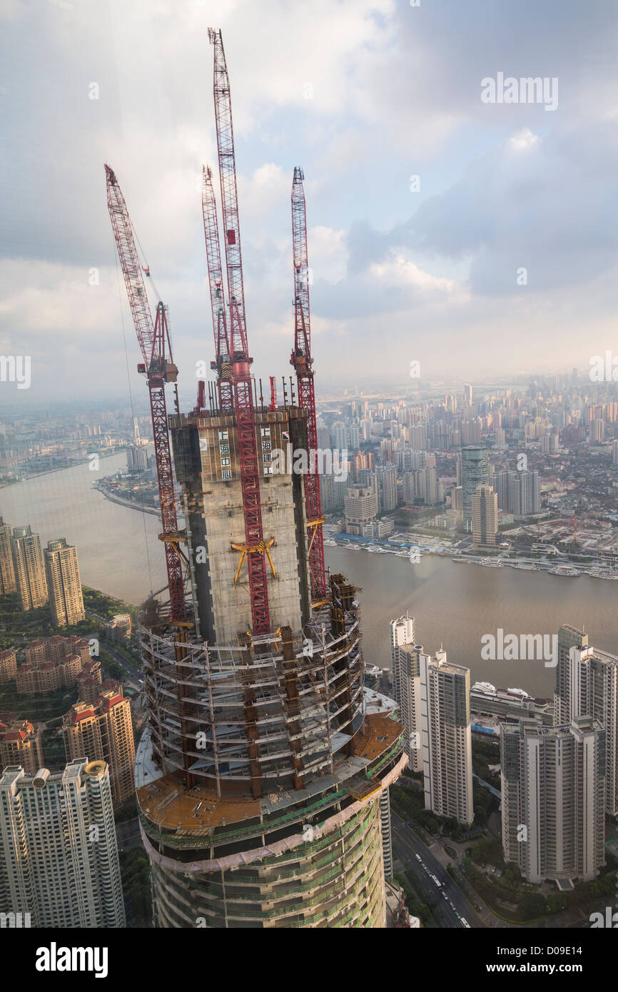 Blick auf den Shanghai Tower im Bau in Lujiazui Pudong Area von Shanghai, China. Stockfoto