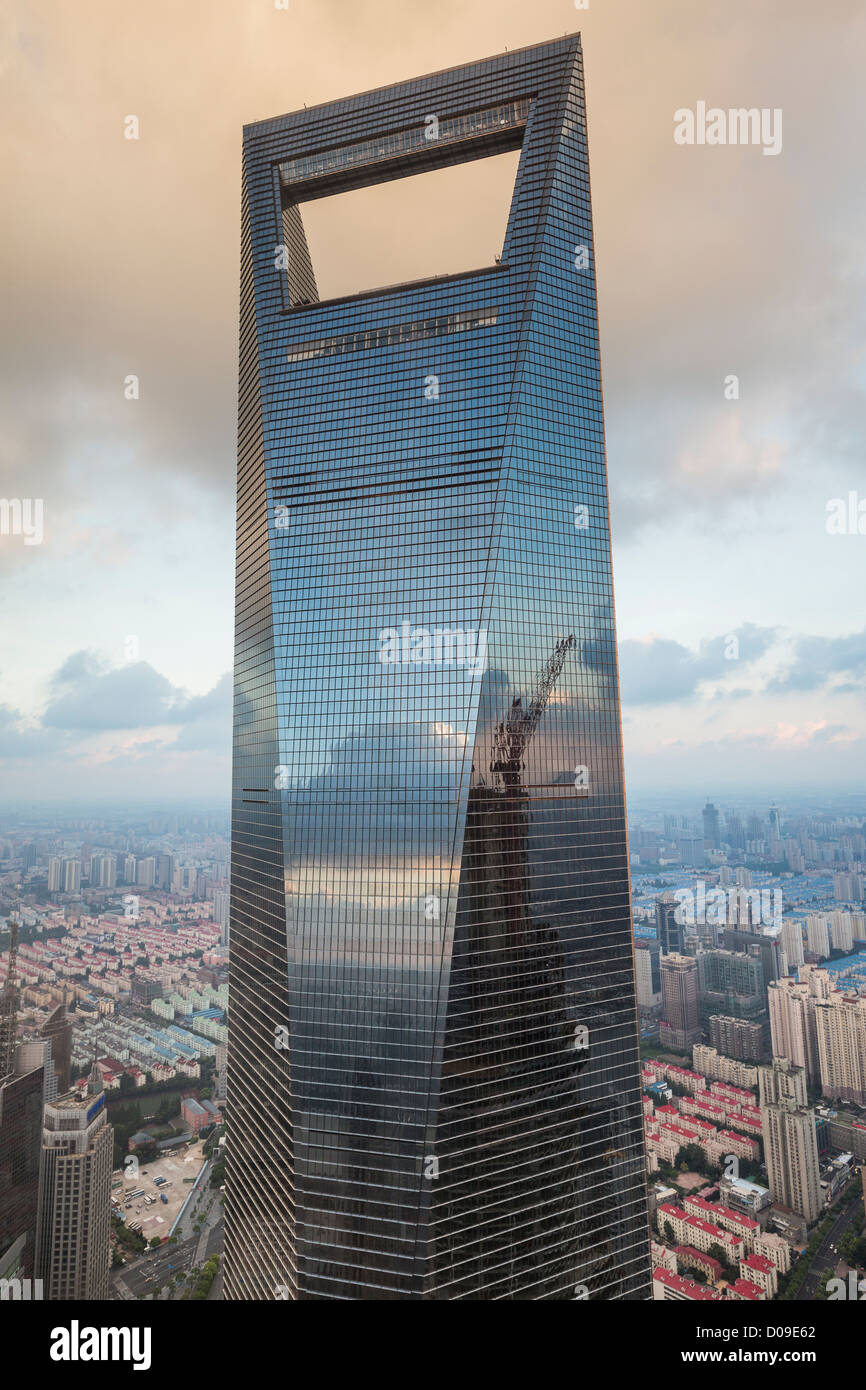 Blick auf das Shanghai World Financial Center in Lujiazui Pudong Area von Shanghai, China. Stockfoto