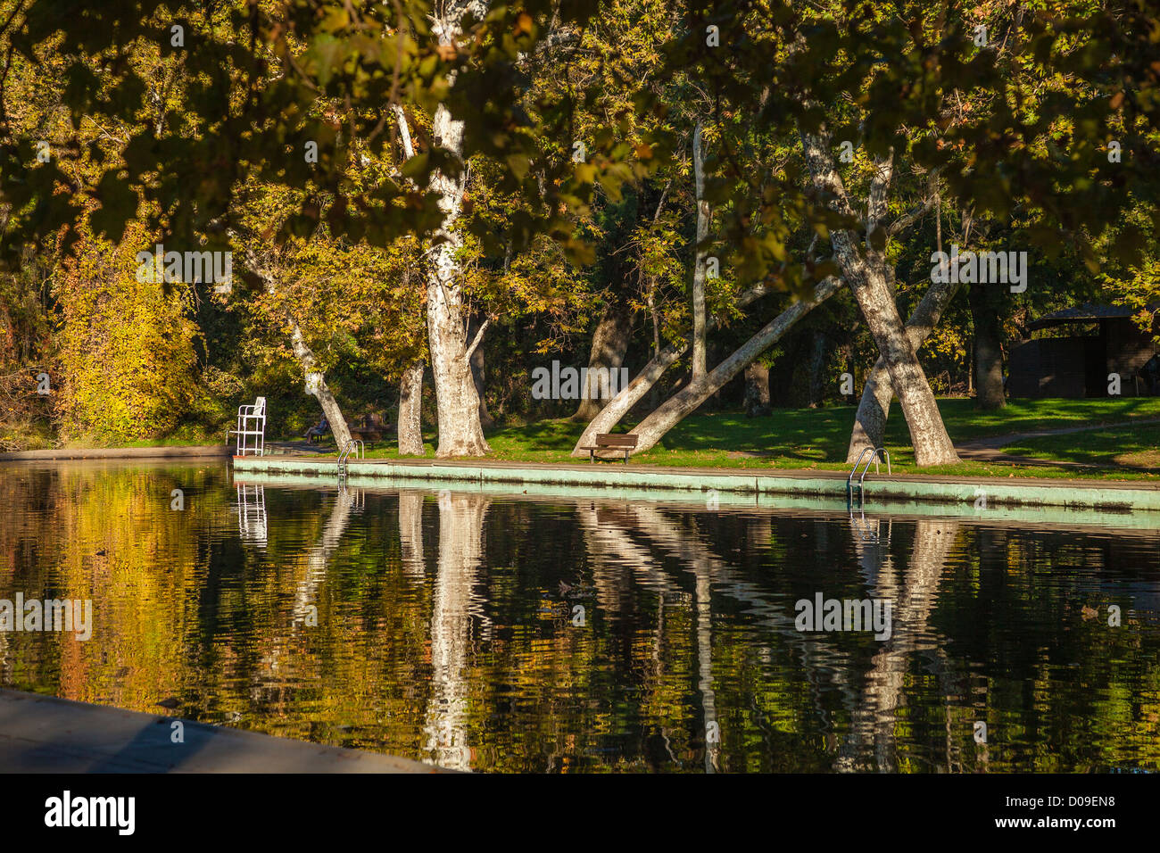 Ein Blick auf die Badestelle im Fluss in Bidwell Flusspark mit Reflexionen der Bäume im Wasser in Chico CA. Stockfoto