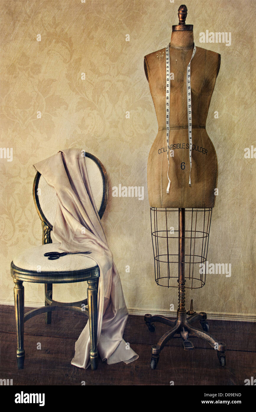 Antike Schneiderpuppe und Stuhl mit Vintage-look Stockfoto