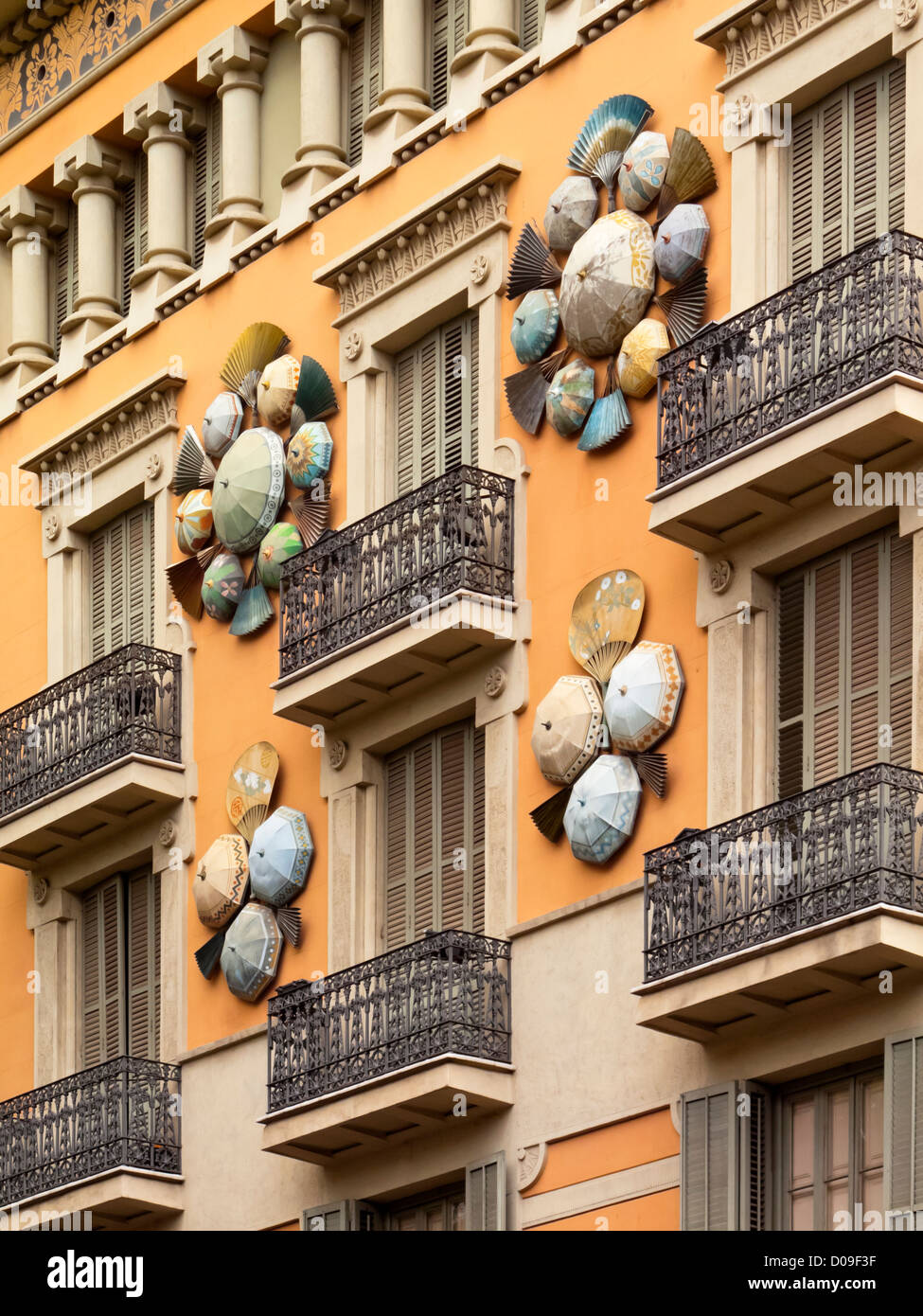 Gebäude mit Balkonen und dekorative Sonnenschirme an Wand im Zentrum von La Rambla Barcelona Katalonien Spanien Stockfoto