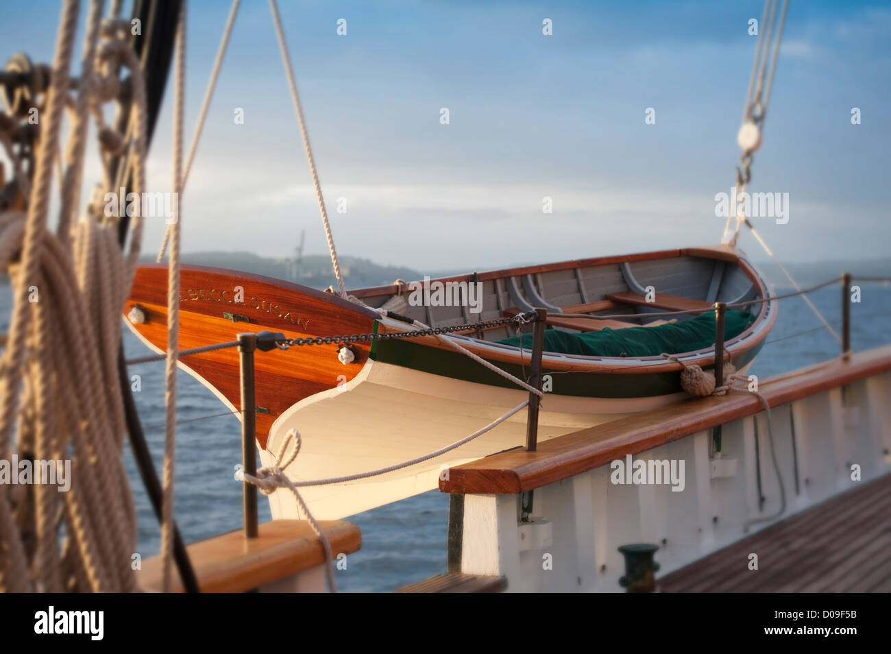 Ein kleines handgemachte Segelboot an Bord der Großsegler 'Zodiac' zur Überführung Passagiere an Land. Stockfoto